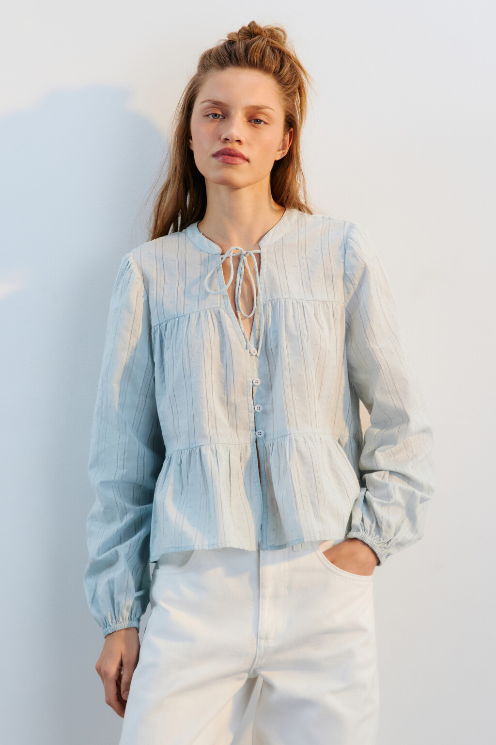 Блузка из хлопка с баской и рукавами-буфами - цвет голубой - 2