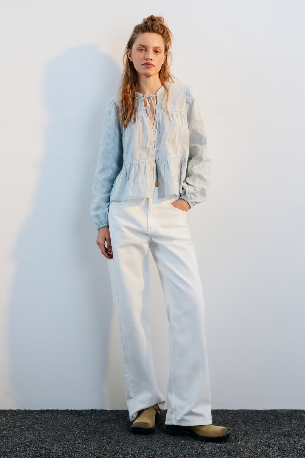 Блузка из хлопка с баской и рукавами-буфами - цвет голубой - 4