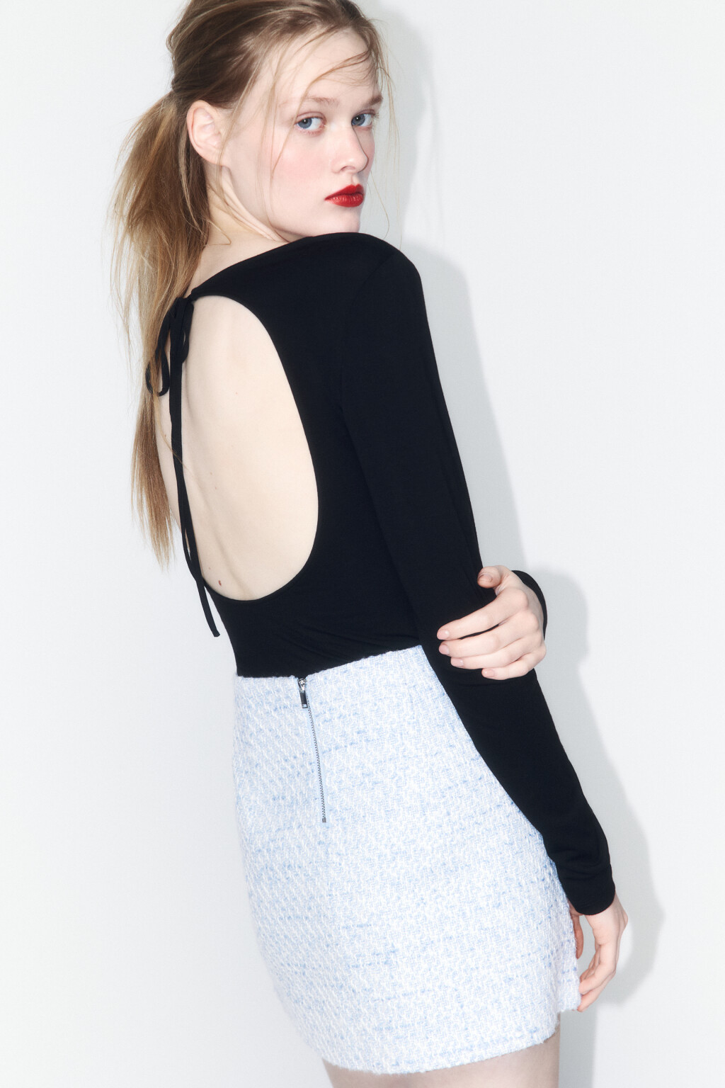 Лонгслив вискозный с вырезом и завязками на спине - цвет черный - 1