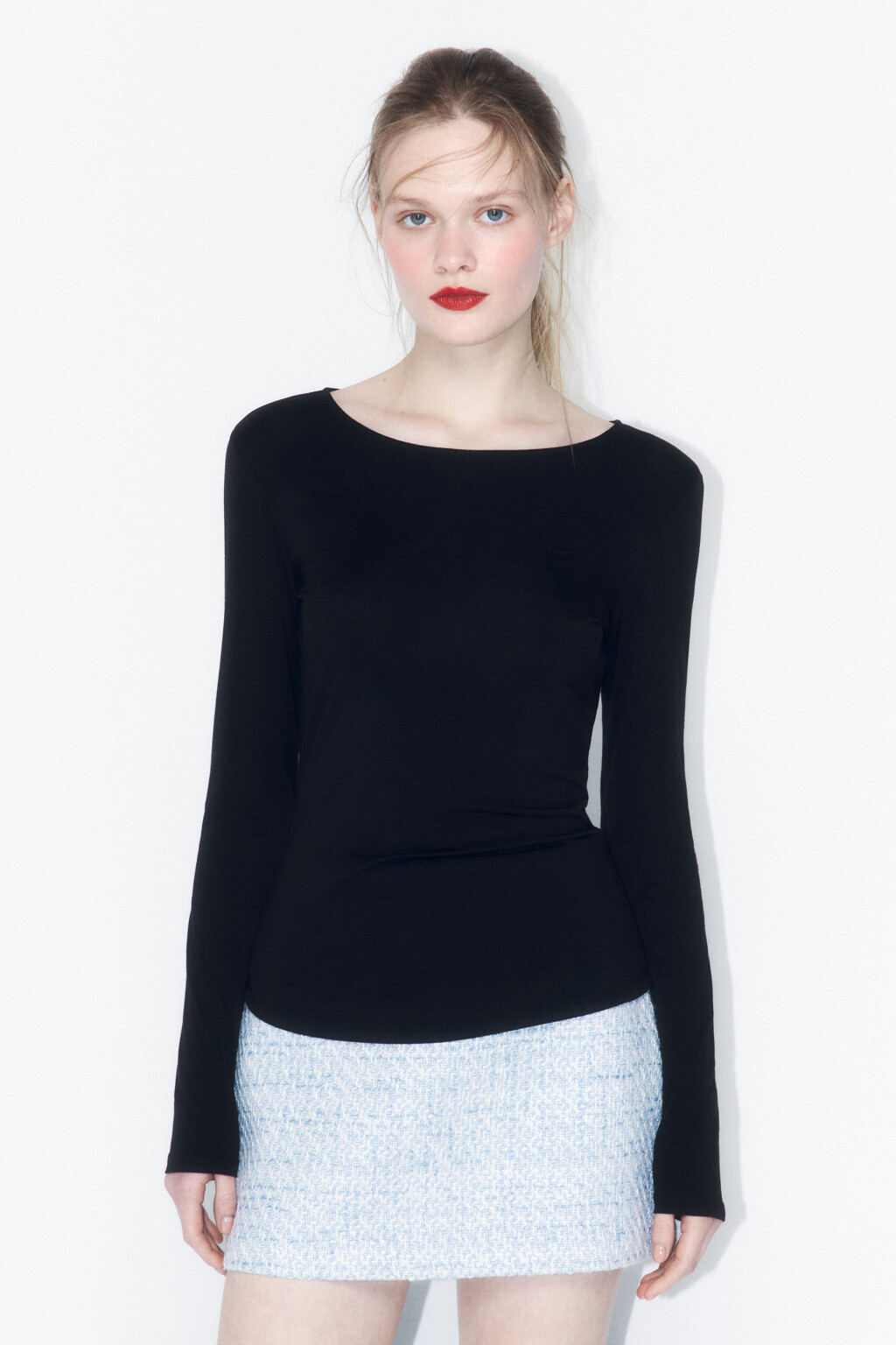 Лонгслив вискозный с вырезом и завязками на спине - цвет черный - 2