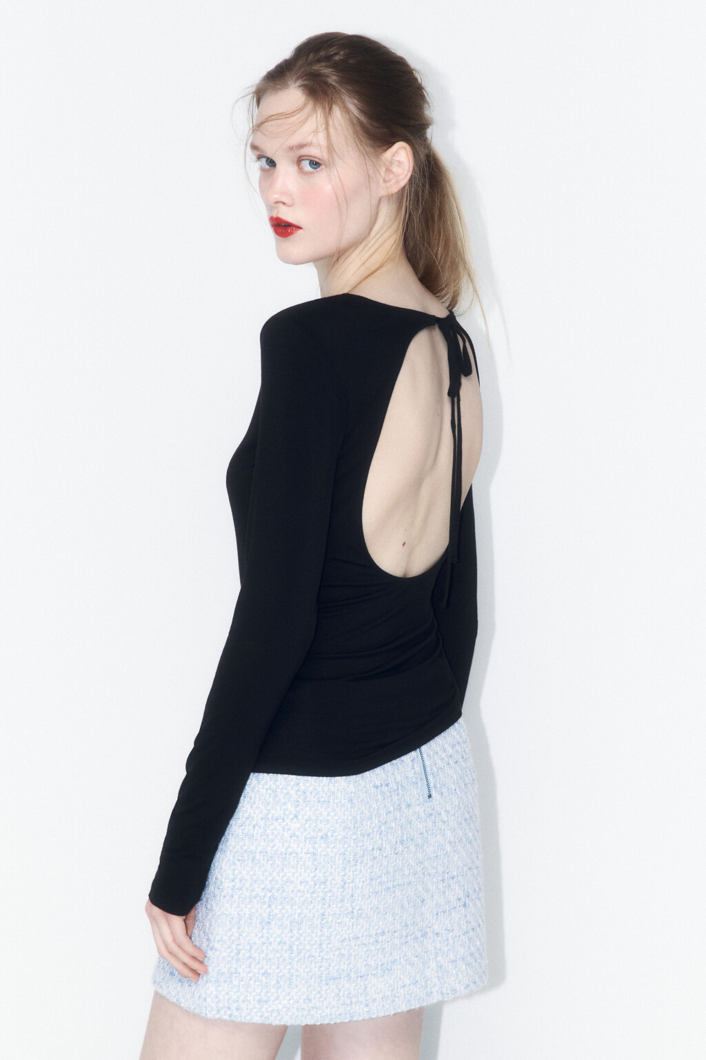 Лонгслив вискозный с вырезом и завязками на спине - цвет черный - 3