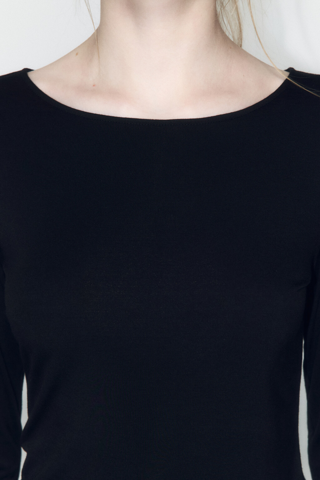 Лонгслив вискозный с вырезом и завязками на спине - цвет черный - 5