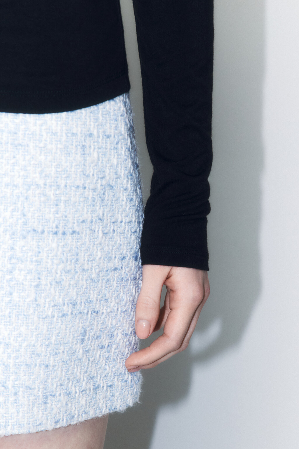 Лонгслив вискозный с вырезом и завязками на спине - цвет черный - 6