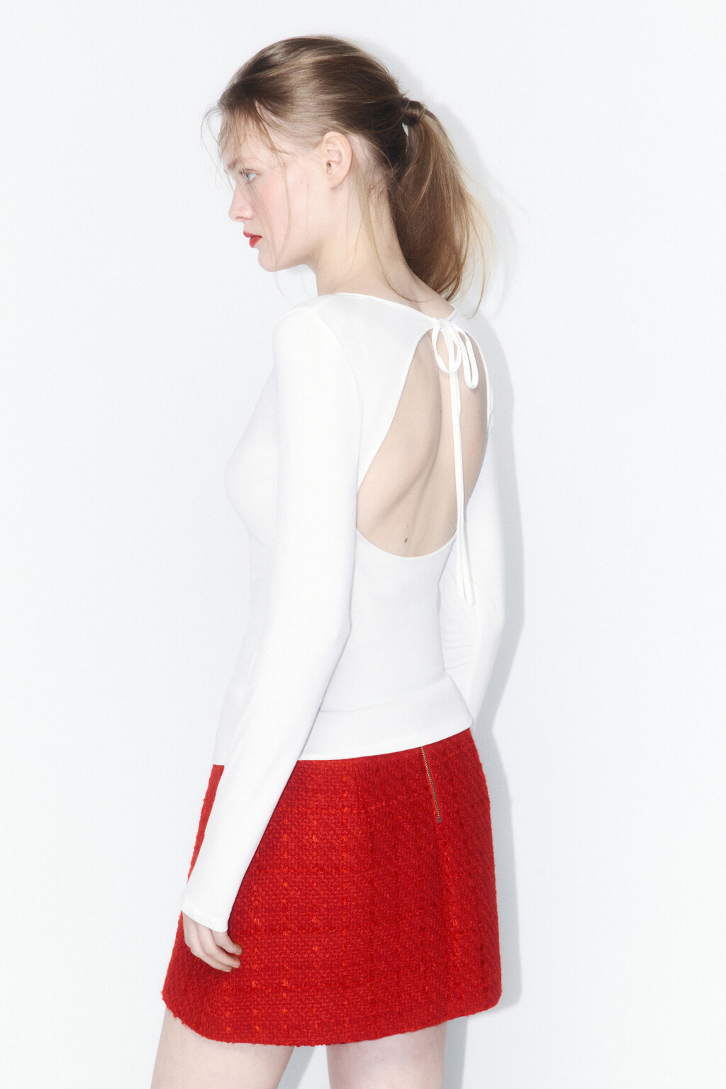 Лонгслив вискозный с вырезом и завязками на спине - цвет молочный - 3