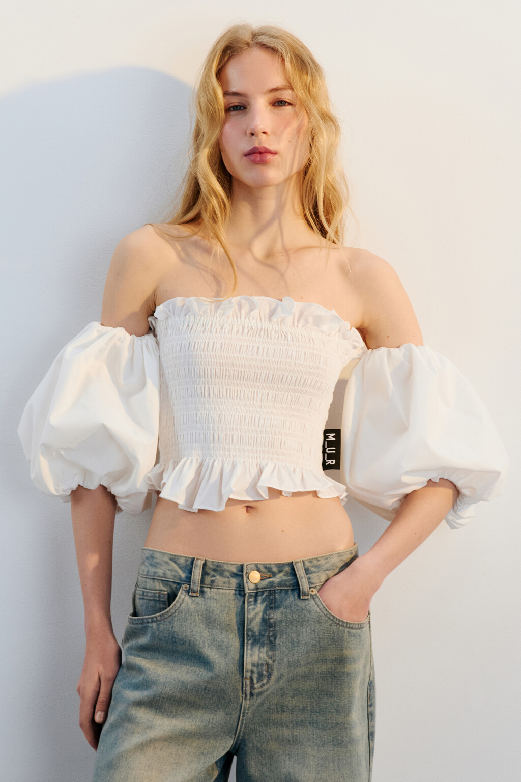 Блузка-топ с пышными рукавами и оборками - цвет белый - 4