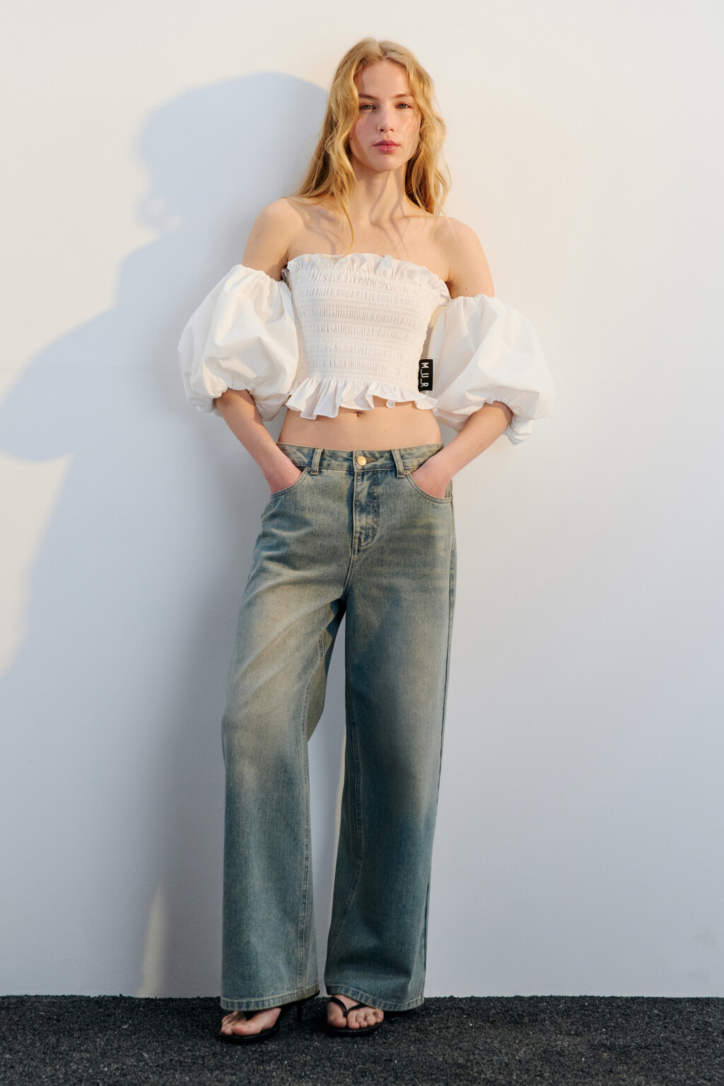 Блузка-топ с пышными рукавами и оборками - цвет белый - 6