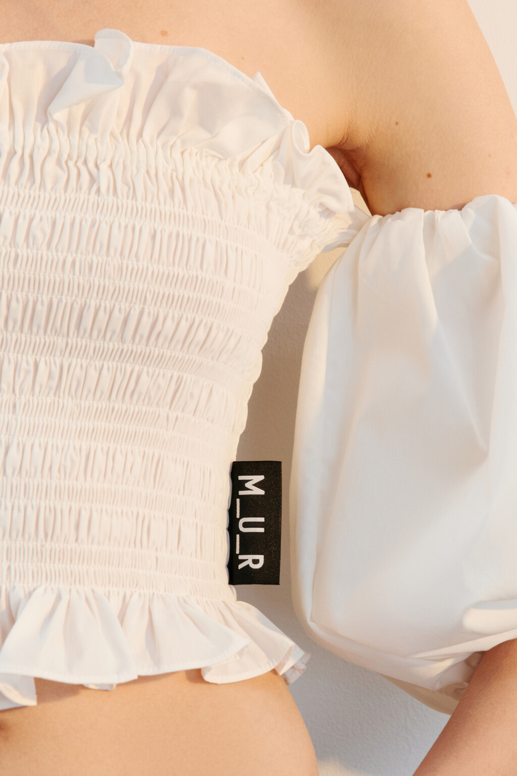 Блузка-топ с пышными рукавами и оборками - цвет белый - 7