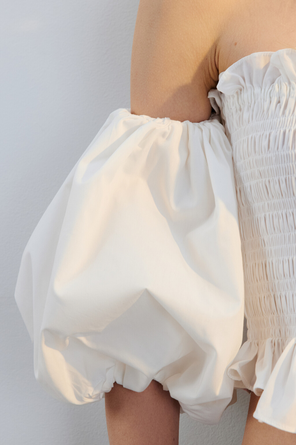 Блузка-топ с пышными рукавами и оборками - цвет белый - 8
