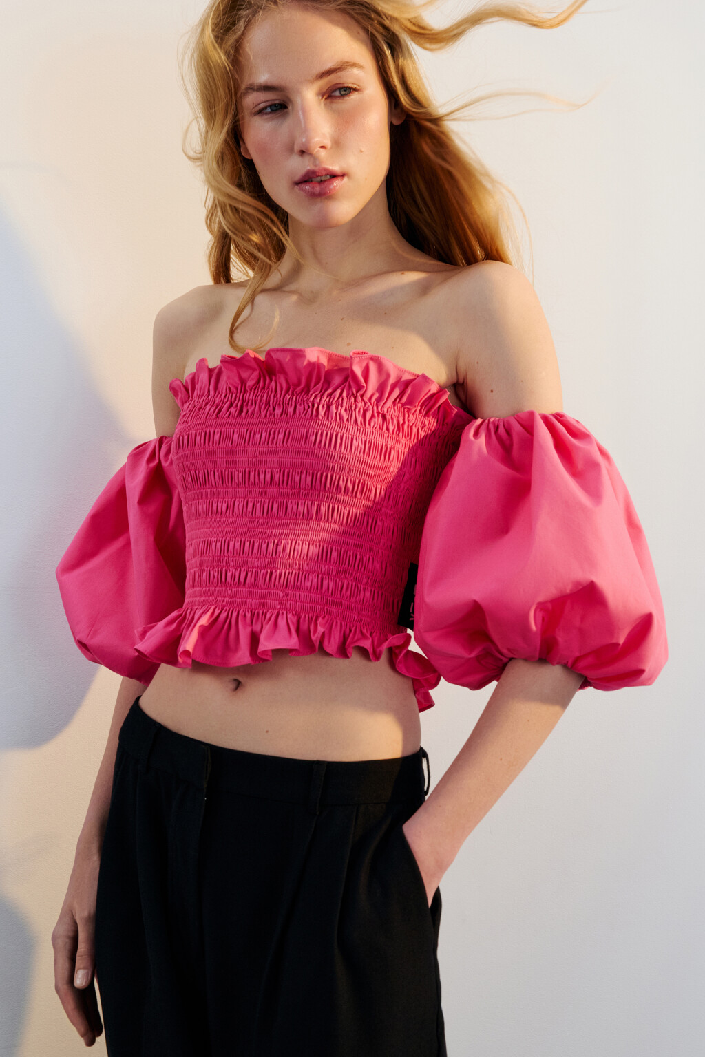Блузка-топ с пышными рукавами и оборками - цвет розовый - 2
