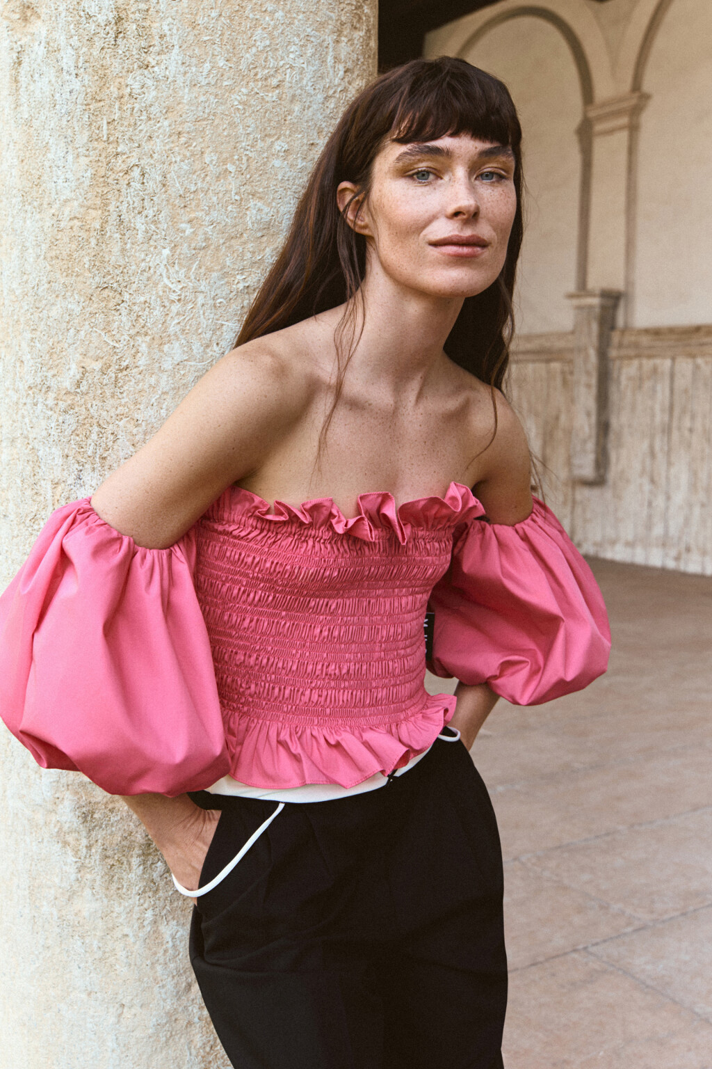 Блузка-топ с пышными рукавами и оборками - цвет розовый - 1