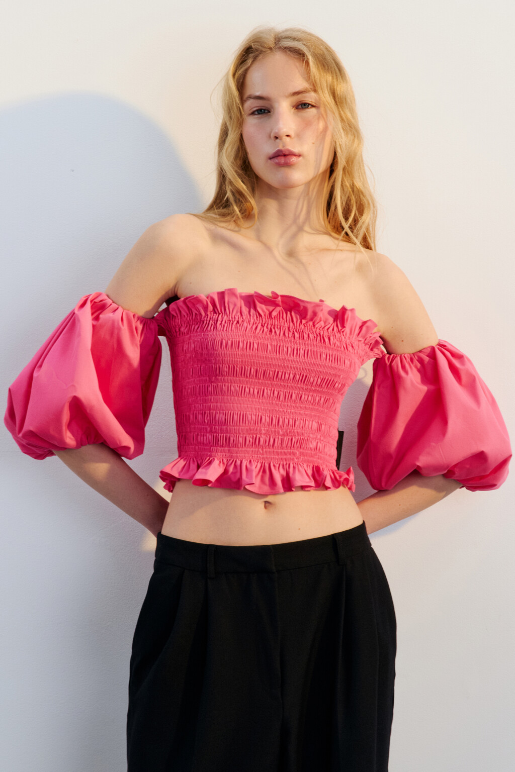 Блузка-топ с пышными рукавами и оборками - цвет розовый - 3