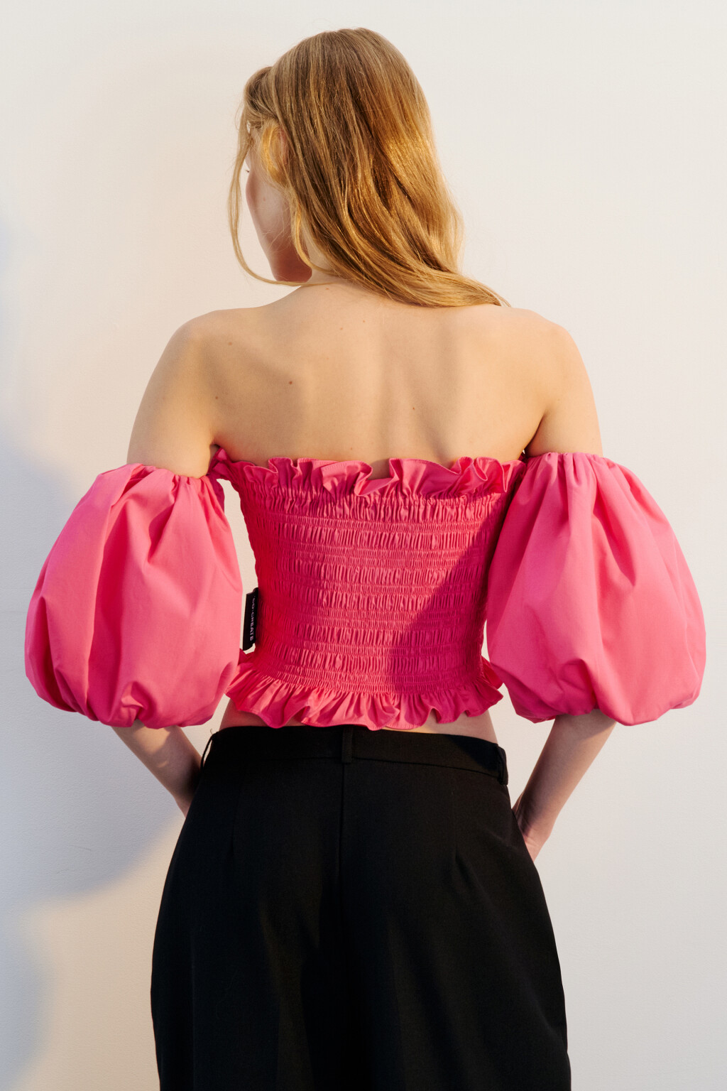 Блузка-топ с пышными рукавами и оборками - цвет розовый - 4