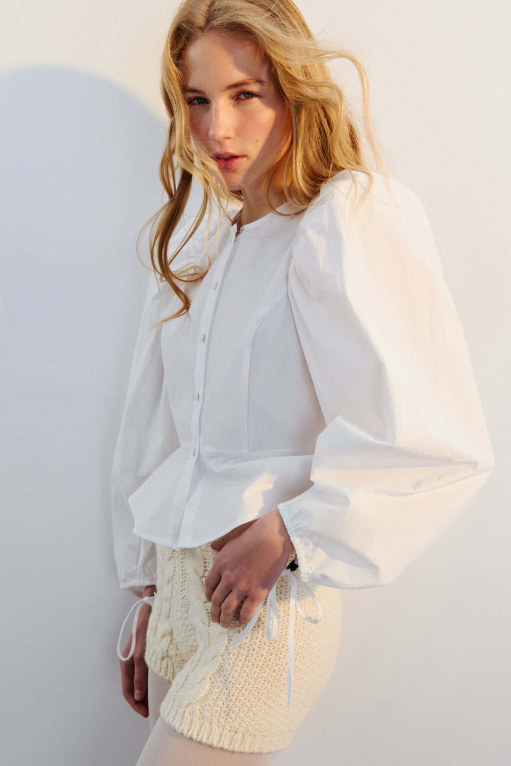 Блузка с пышными рукавами и баской - цвет белый - 3