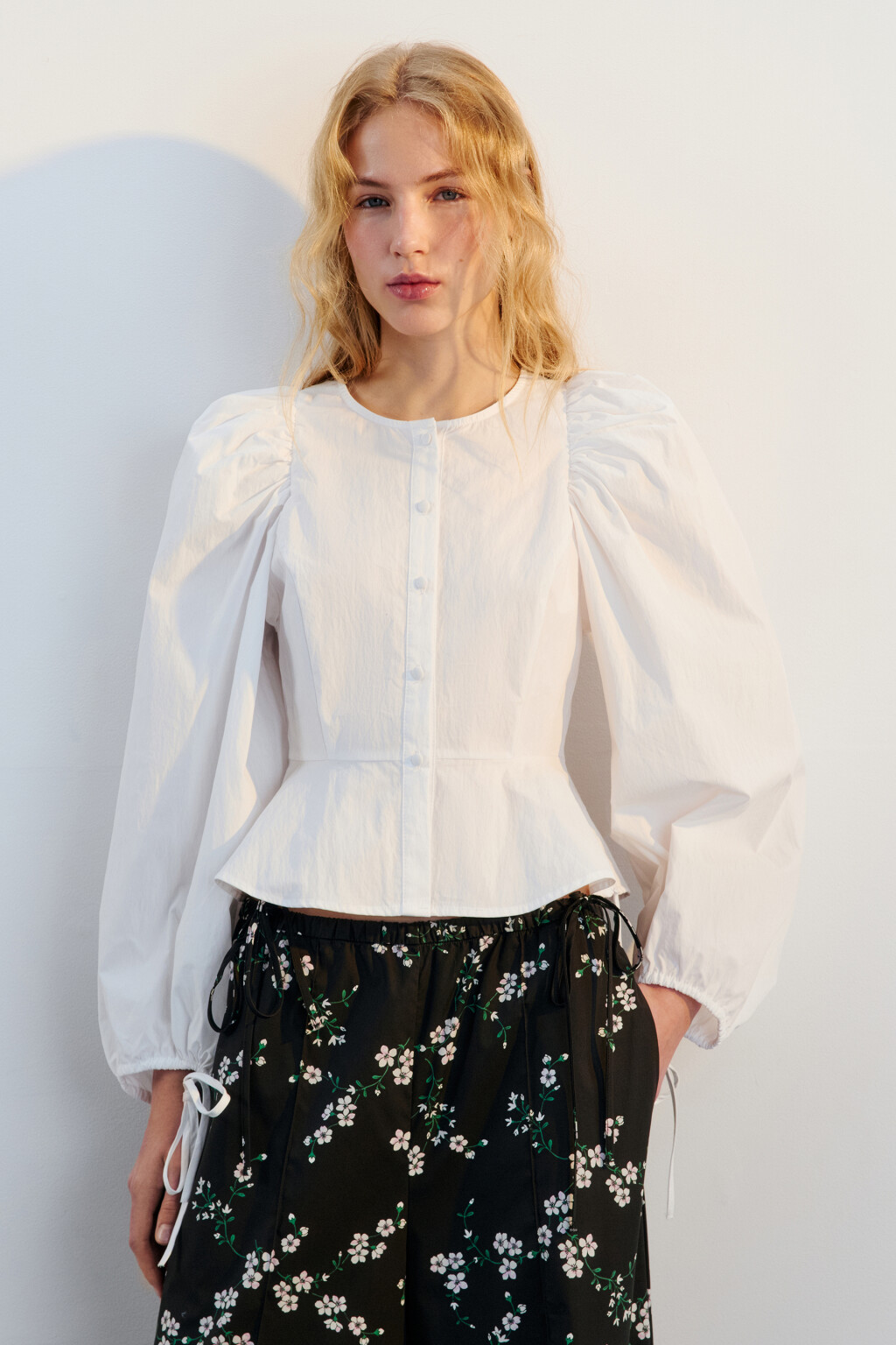 Блузка с пышными рукавами и баской - цвет белый - 4