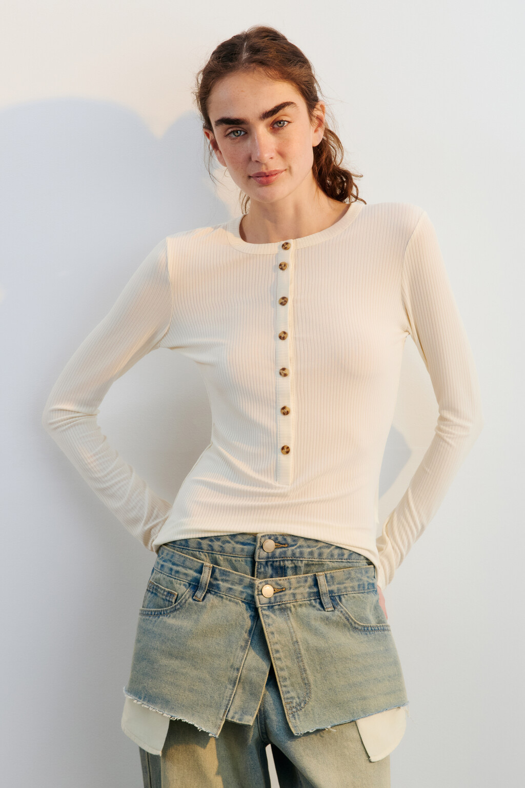 Лонгслив облегающий в рубчик с пуговицами - цвет белый - 2