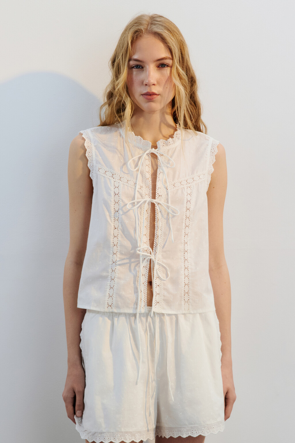 Блузка на завязках хлопковая с кружевом - цвет белый - 3
