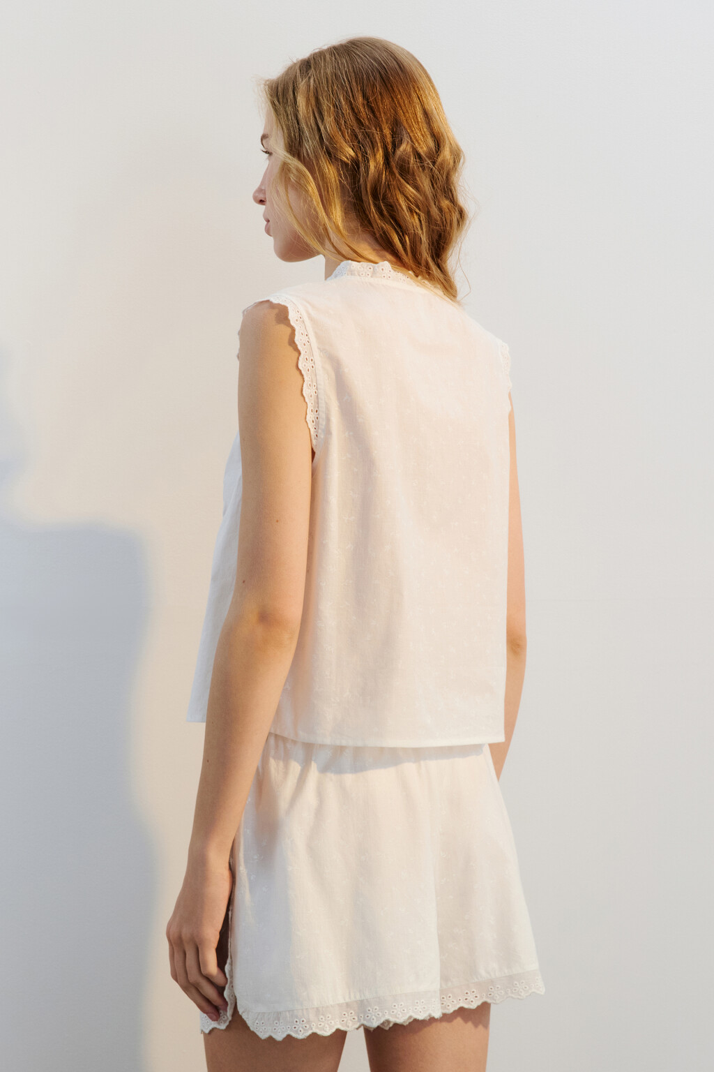 Блузка на завязках хлопковая с кружевом - цвет белый - 4