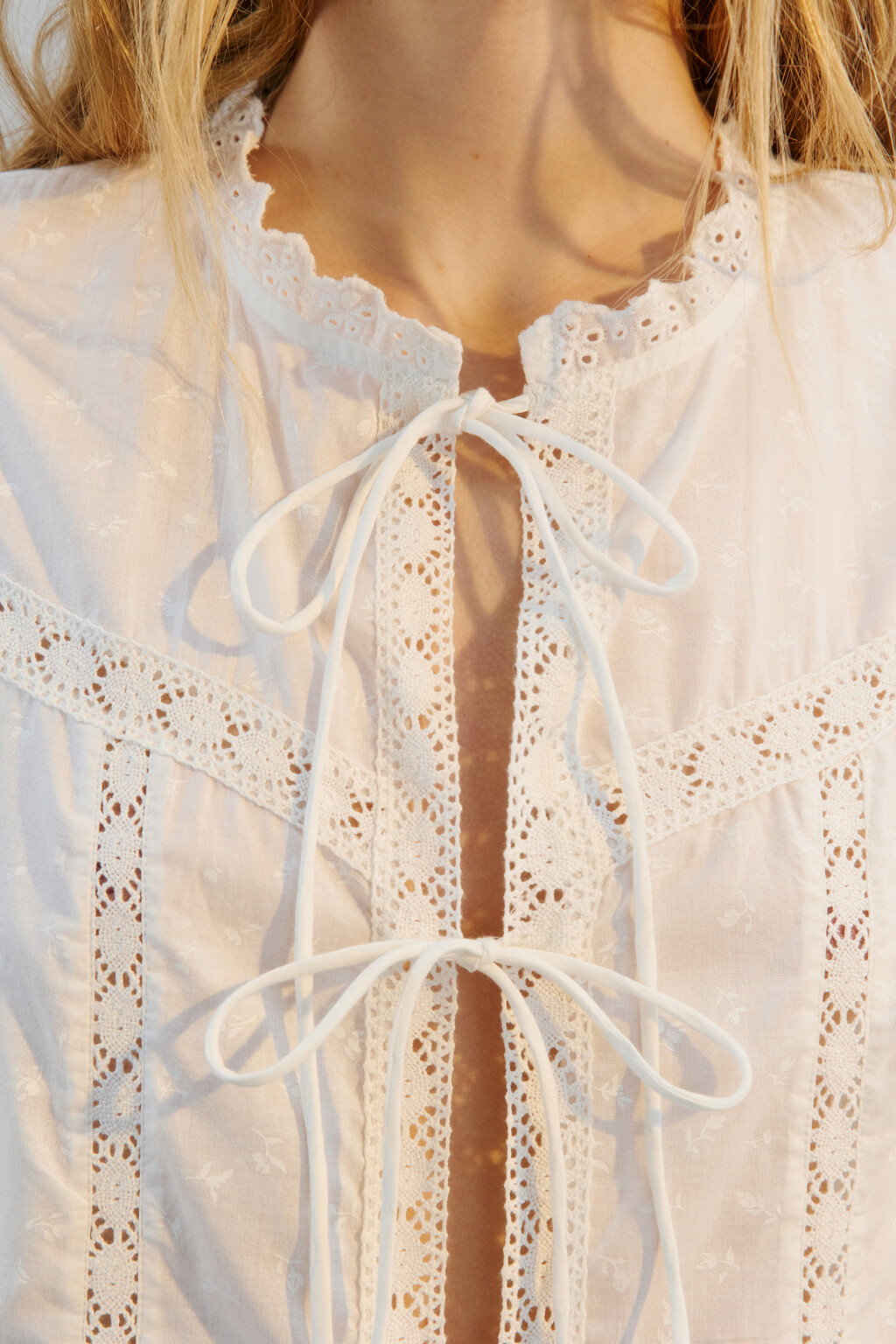 Блузка на завязках хлопковая с кружевом - цвет белый - 6