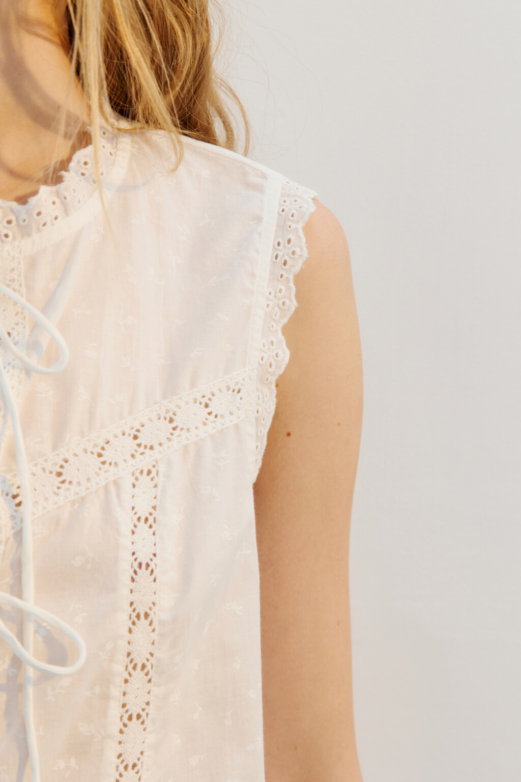 Блузка на завязках хлопковая с кружевом - цвет белый - 7