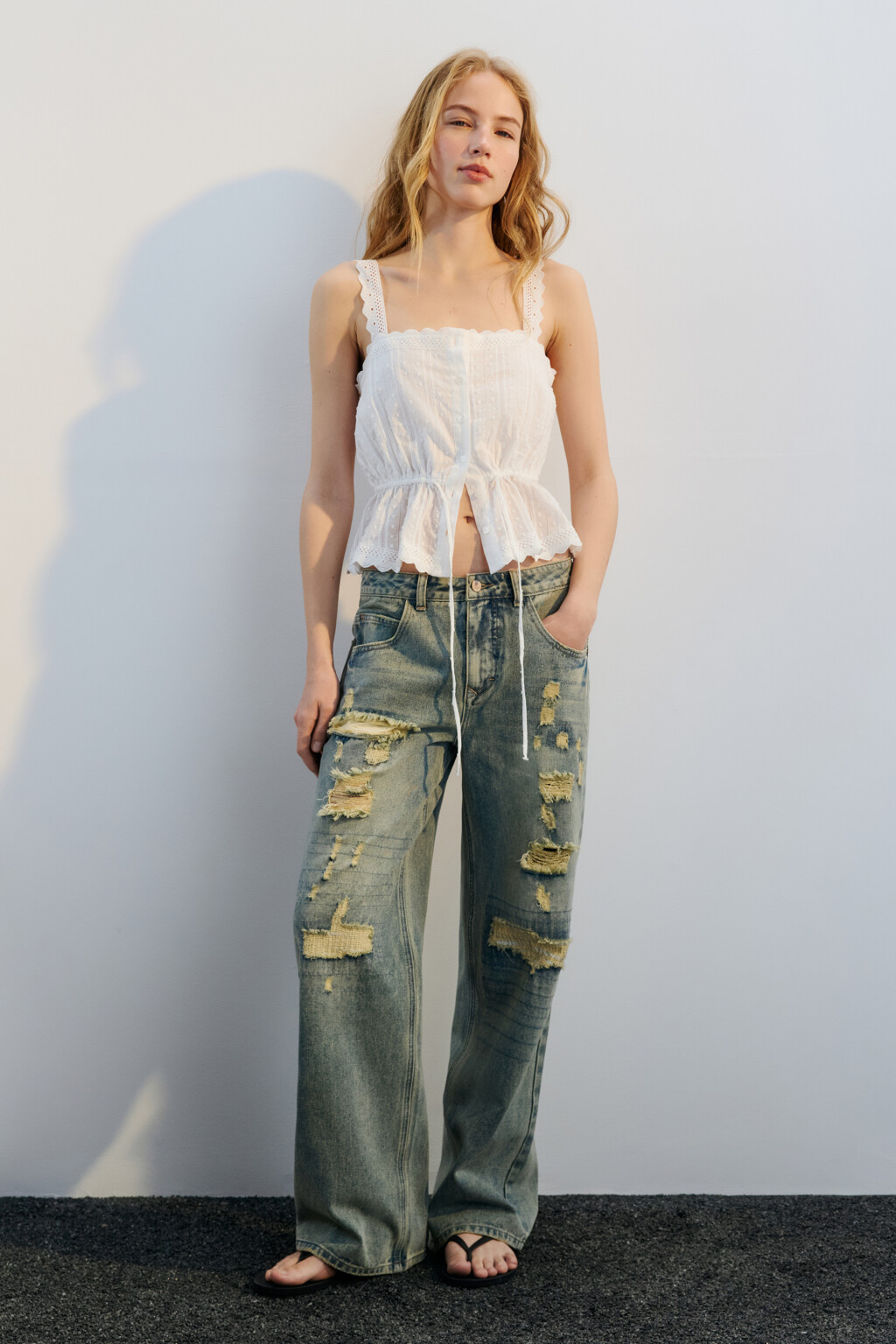 Топ хлопковый с поясом и кружевом - цвет белый - 4