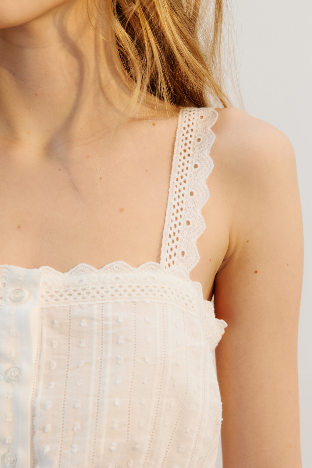 Топ хлопковый с поясом и кружевом - цвет белый - 6