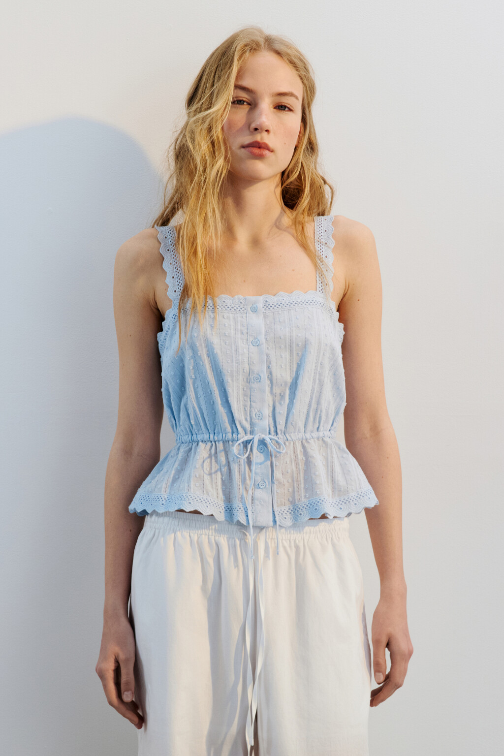 Топ хлопковый с поясом и кружевом - цвет голубой - 2