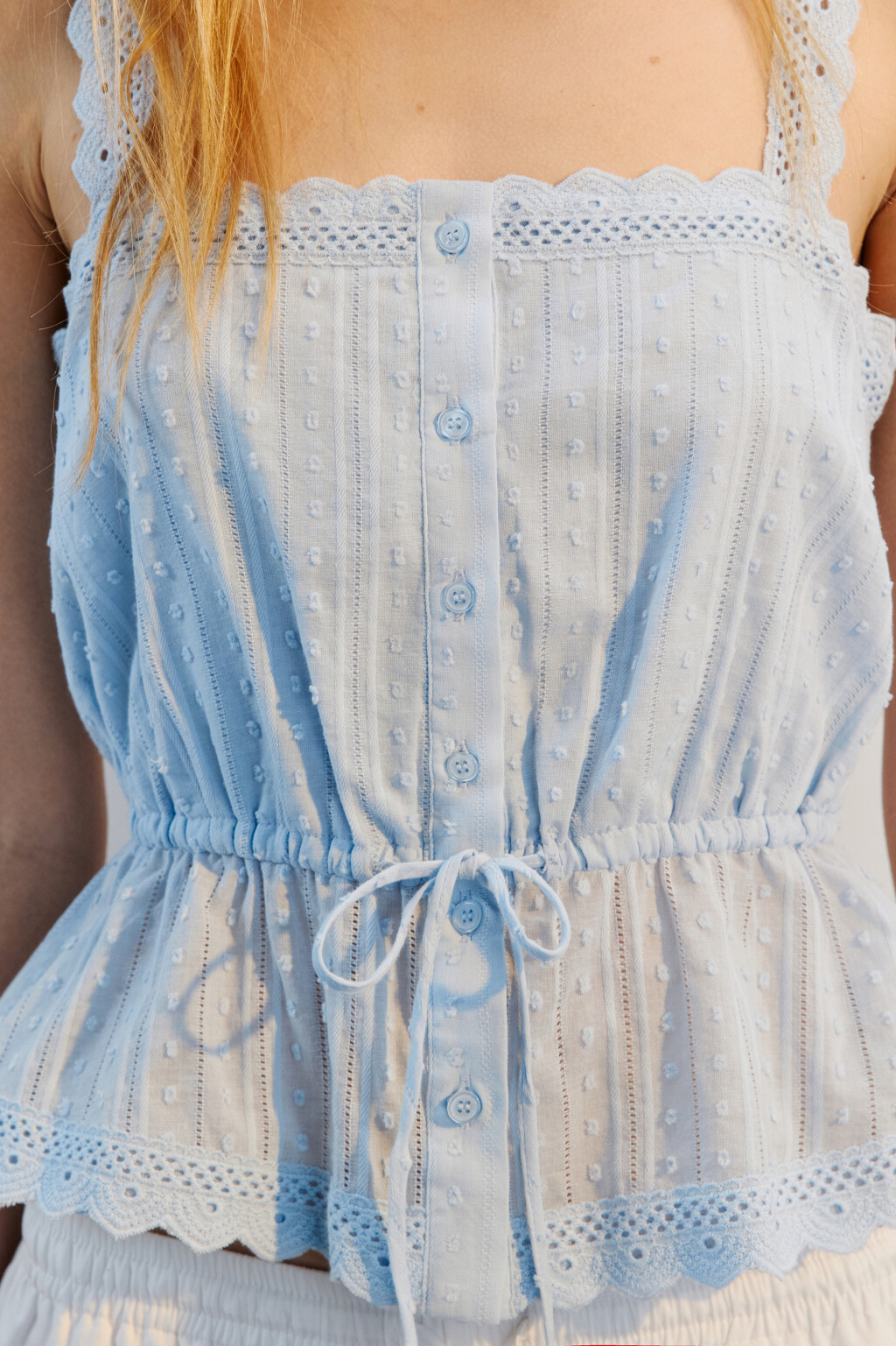 Топ хлопковый с поясом и кружевом - цвет голубой - 5