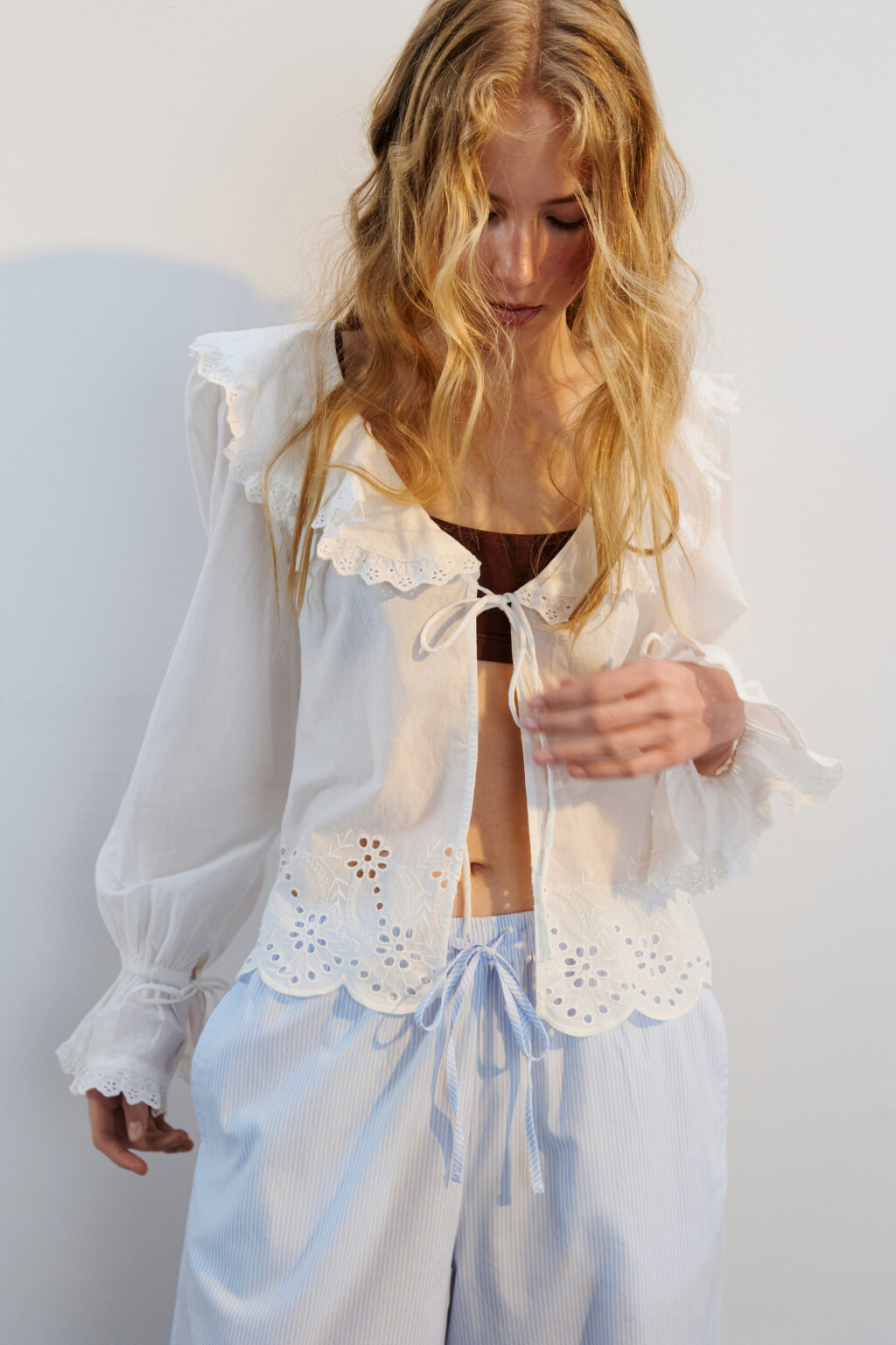 Блузка хлопковая ажурная с завязками - цвет белый - 1