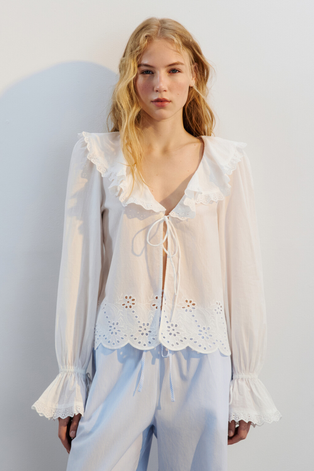 Блузка хлопковая ажурная с завязками - цвет белый - 2