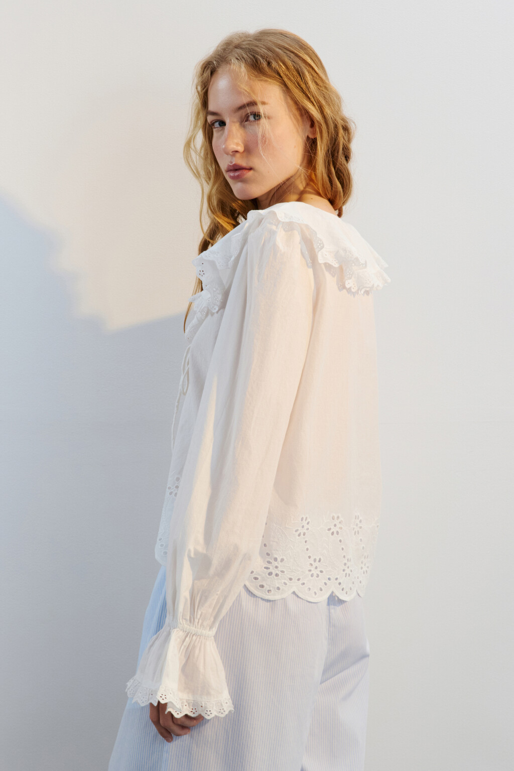 Блузка хлопковая ажурная с завязками - цвет белый - 3