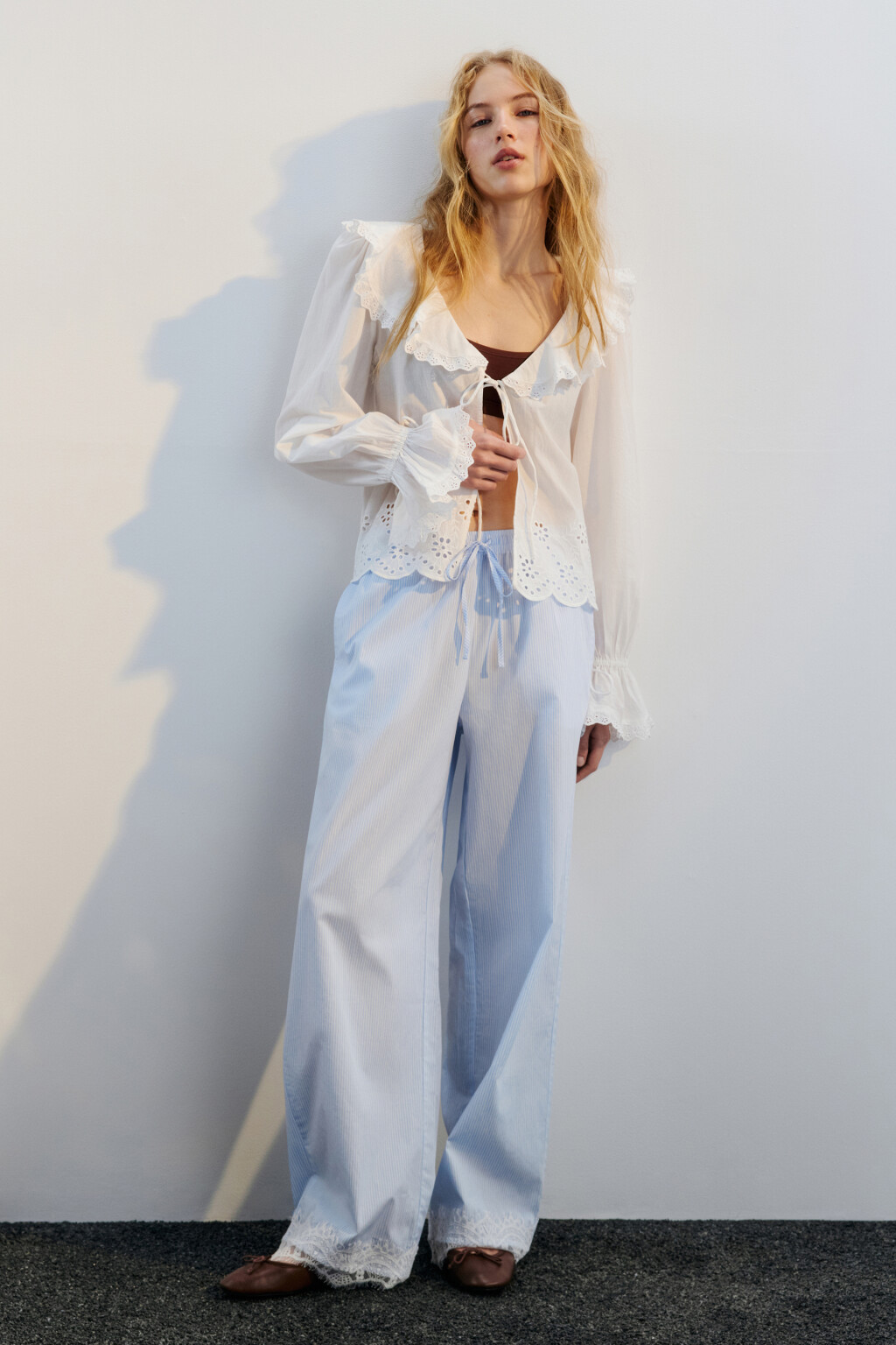 Блузка хлопковая ажурная с завязками - цвет белый - 4