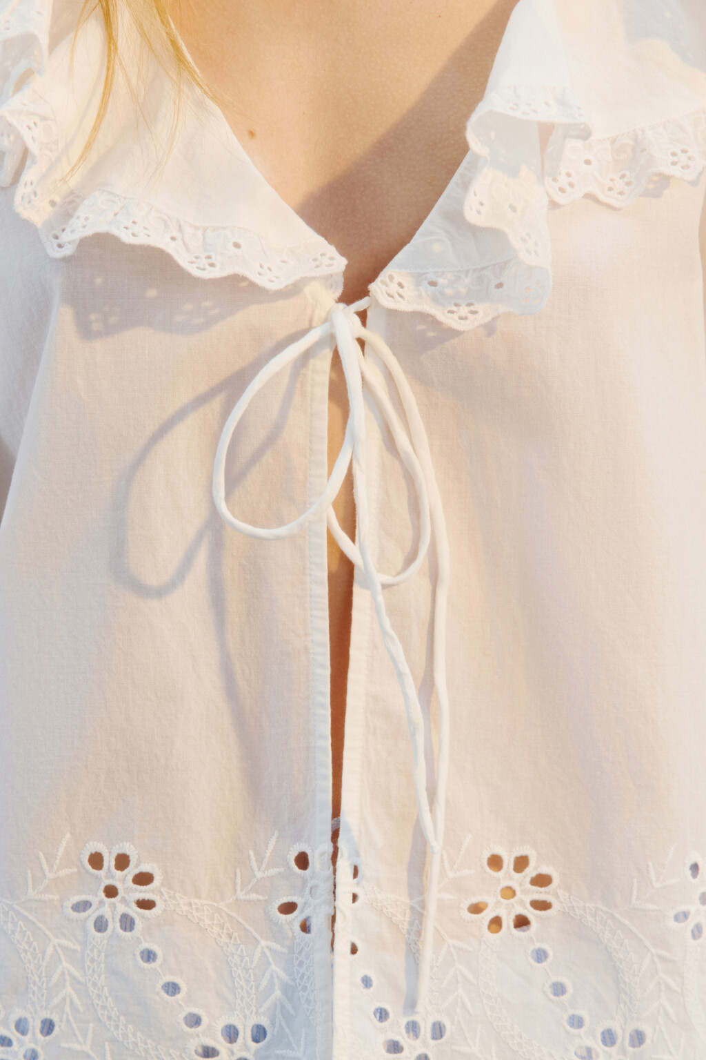 Блузка хлопковая ажурная с завязками - цвет белый - 5