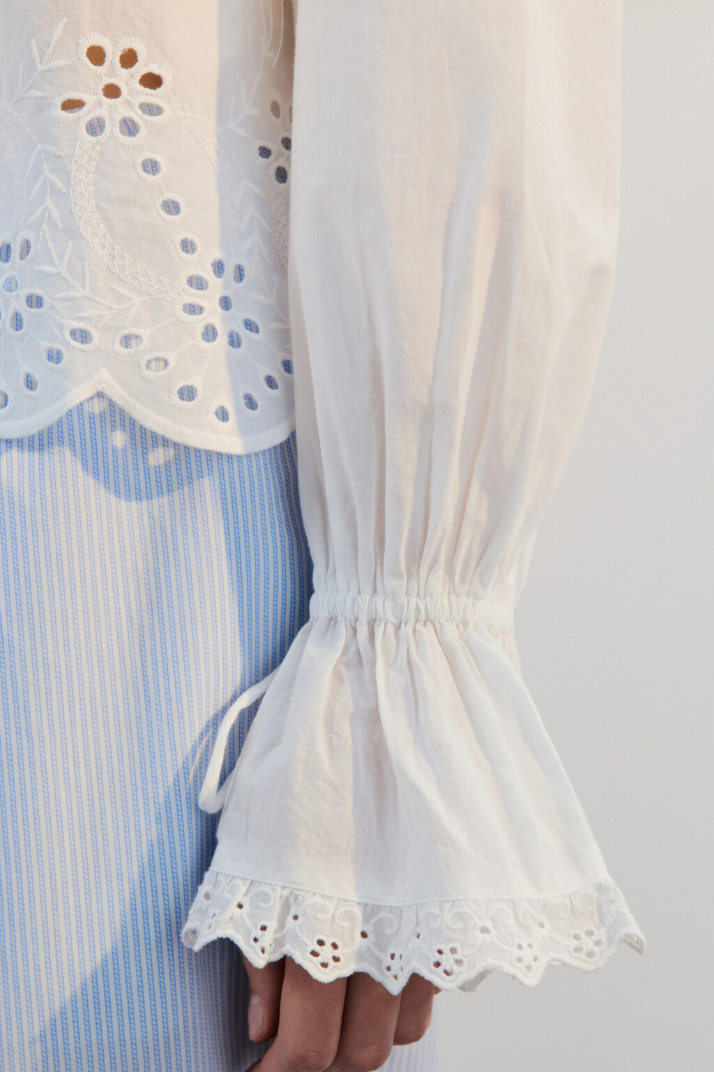 Блузка хлопковая ажурная с завязками - цвет белый - 6