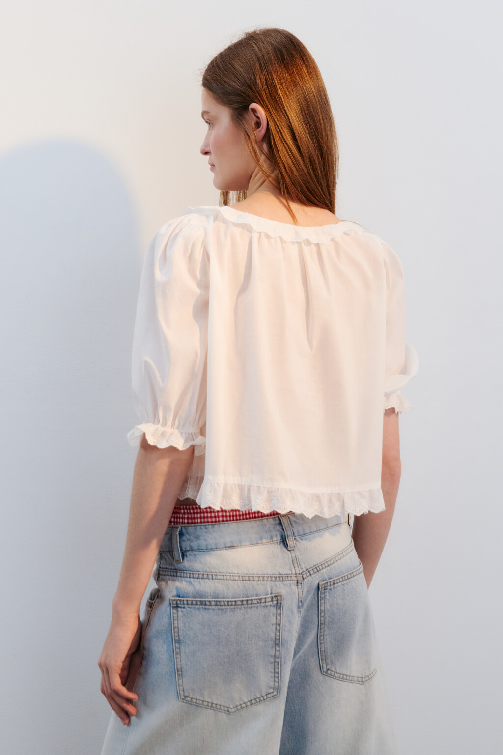 Блузка ажурная с оборками - цвет белый - 3