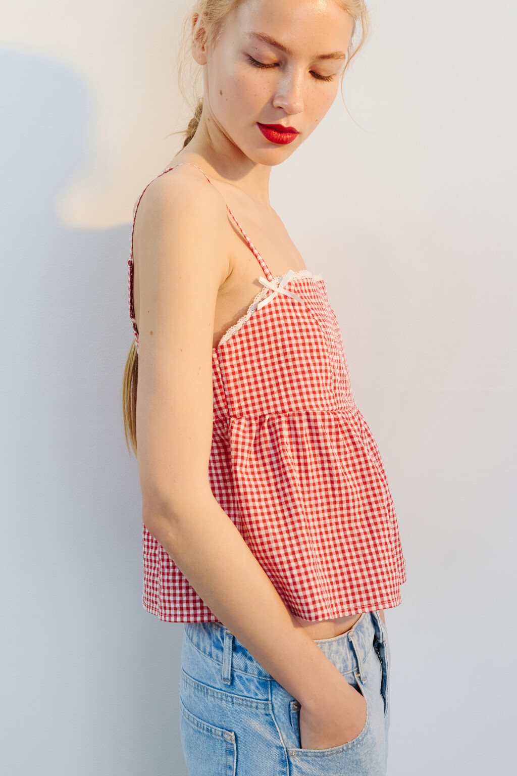 Топ в клетку с баской и бантиками - цвет красный - 1