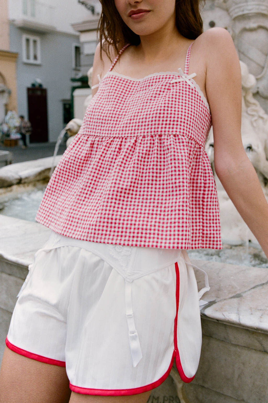 Топ в клетку с баской и бантиками - цвет красный - 7