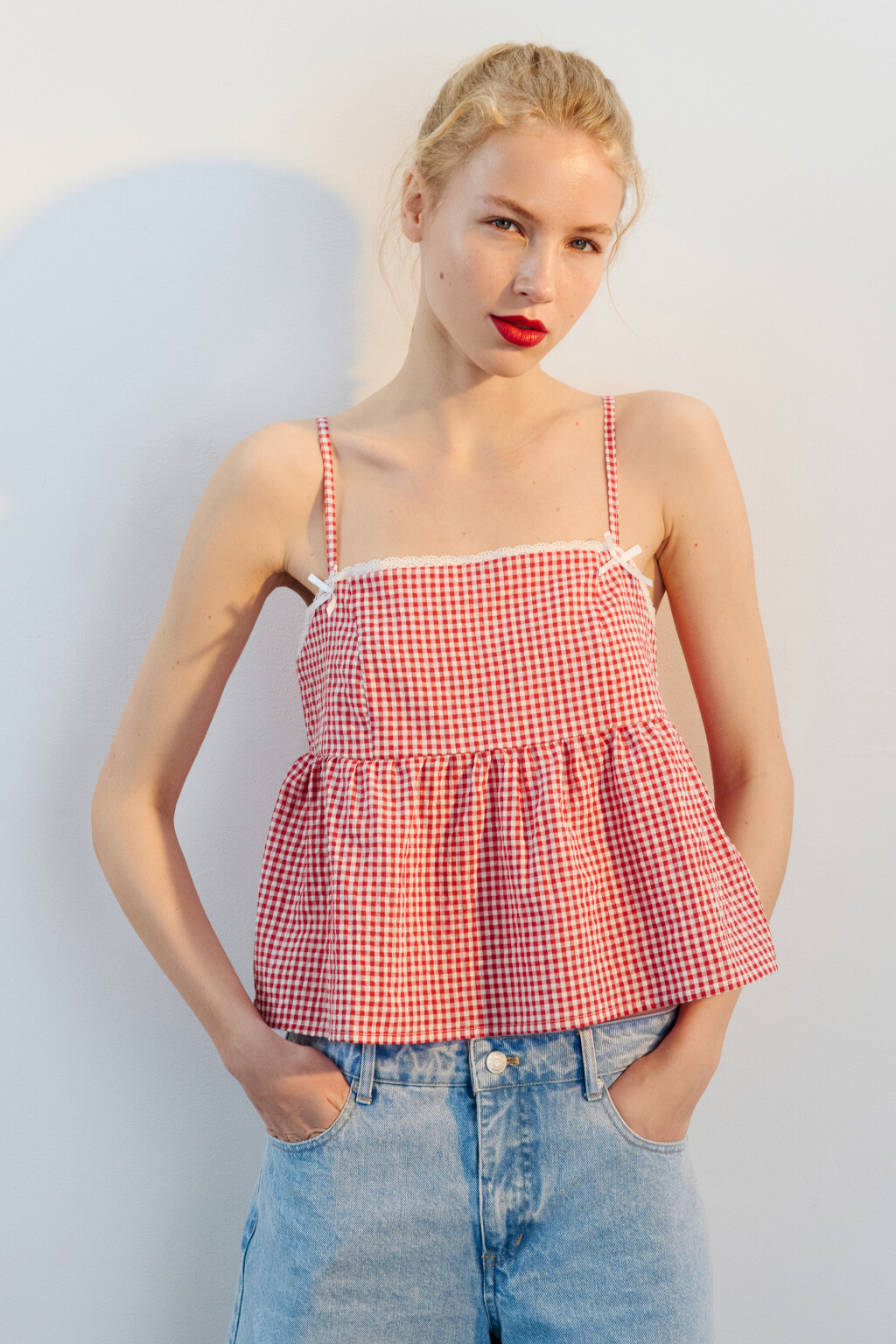 Топ в клетку с баской и бантиками - цвет красный - 2