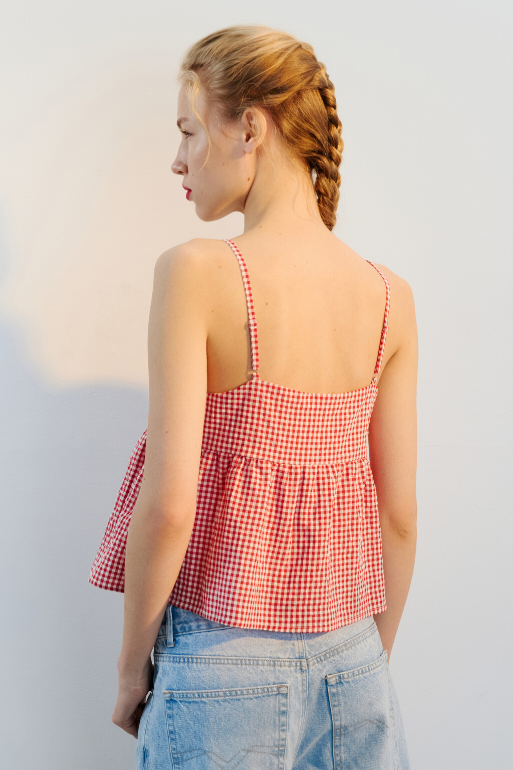 Топ в клетку с баской и бантиками - цвет красный - 3