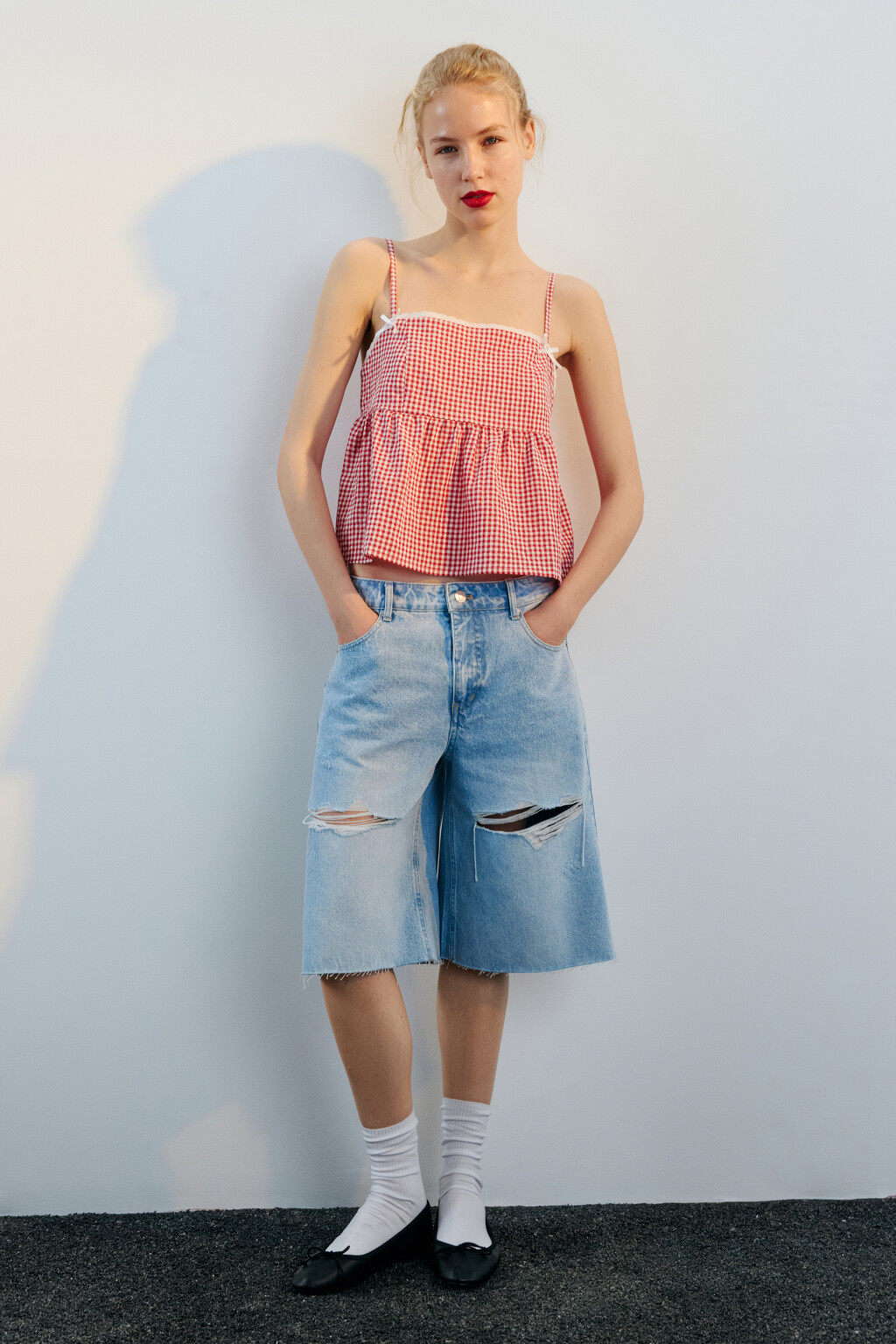 Топ в клетку с баской и бантиками - цвет красный - 4