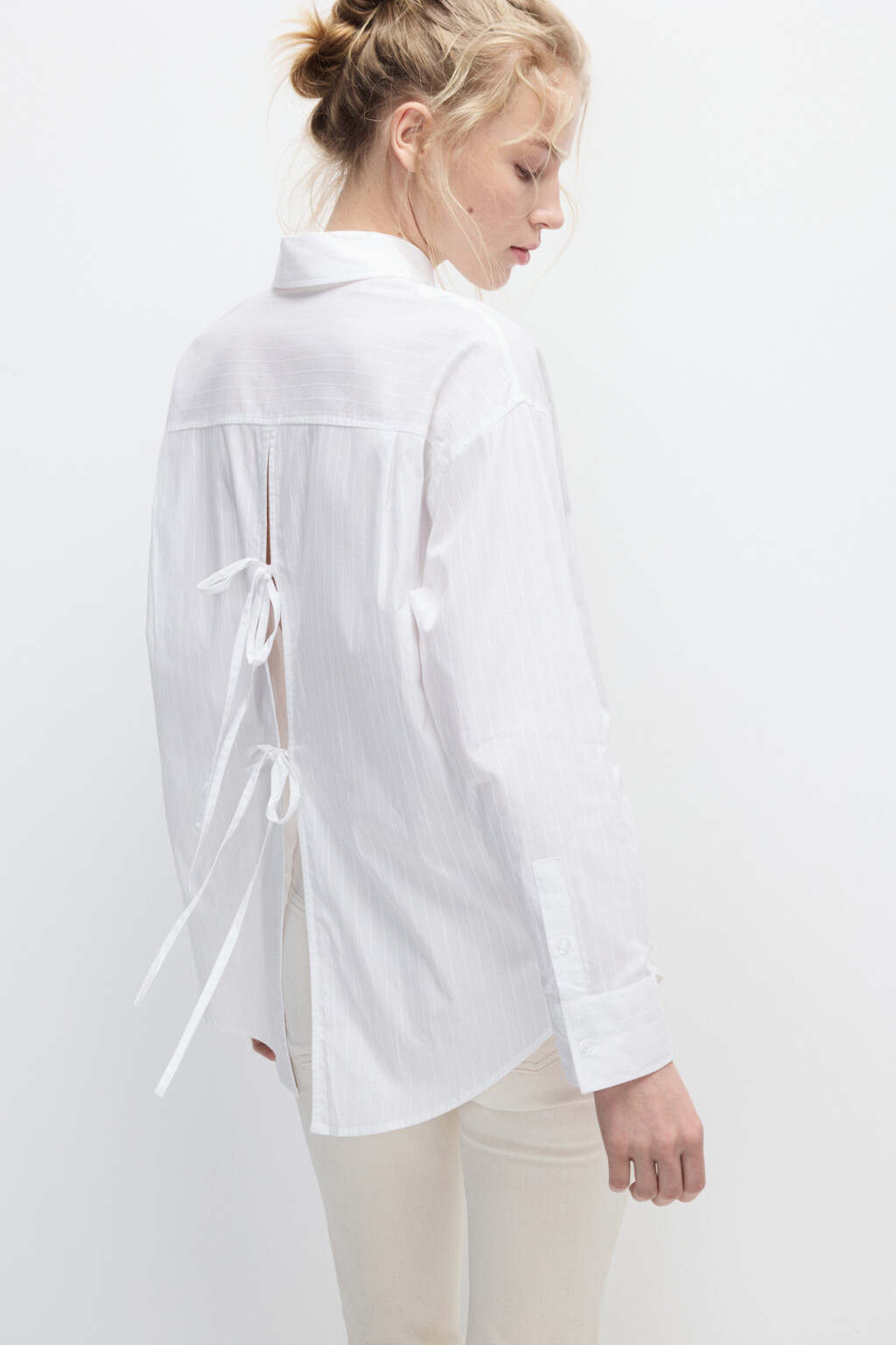 Рубашка с разрезом и завязками на спине - цвет белый - 1