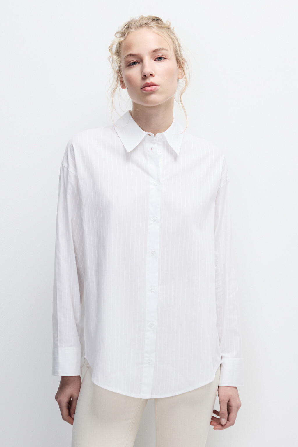 Рубашка с разрезом и завязками на спине - цвет белый - 2