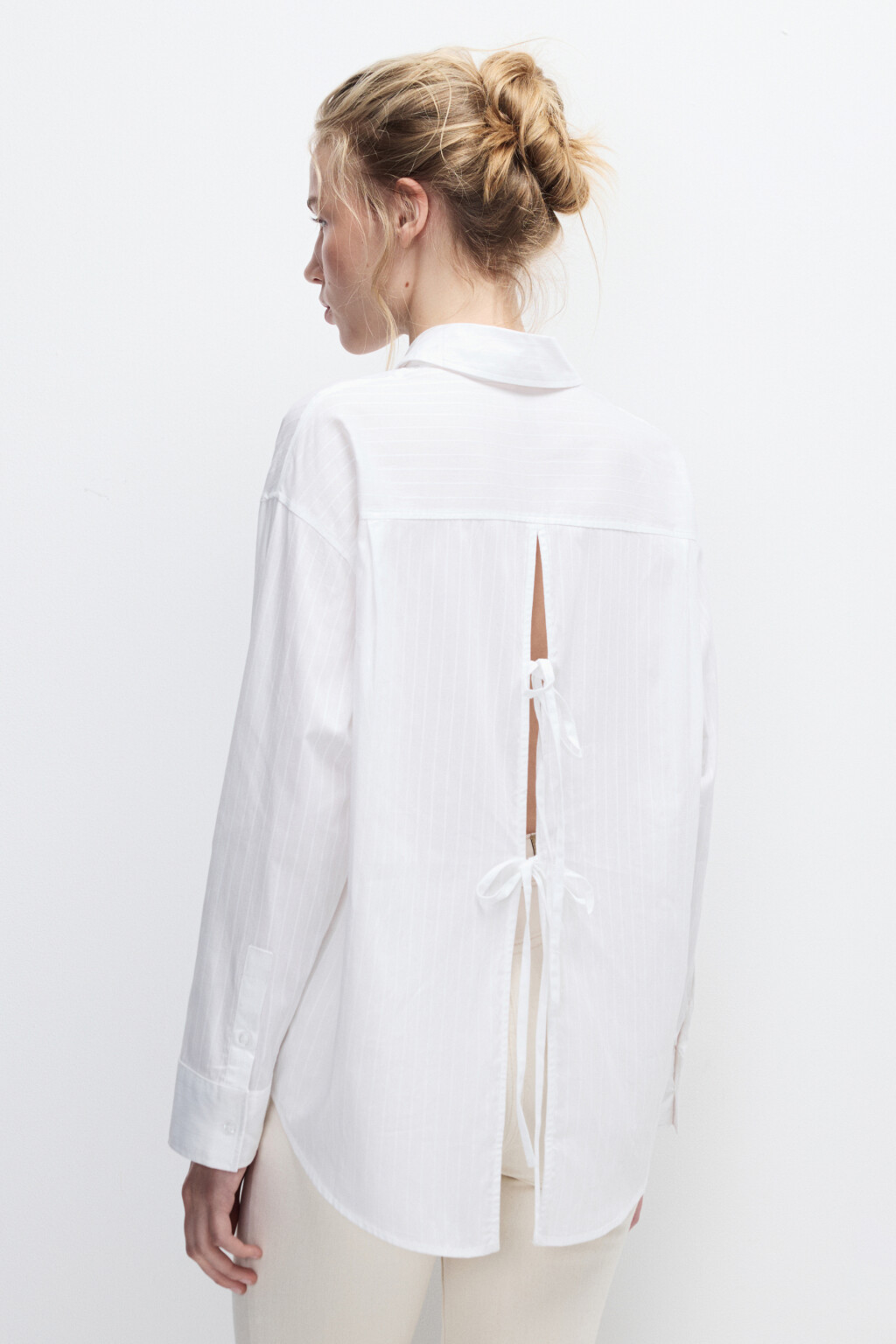 Рубашка с разрезом и завязками на спине - цвет белый - 3