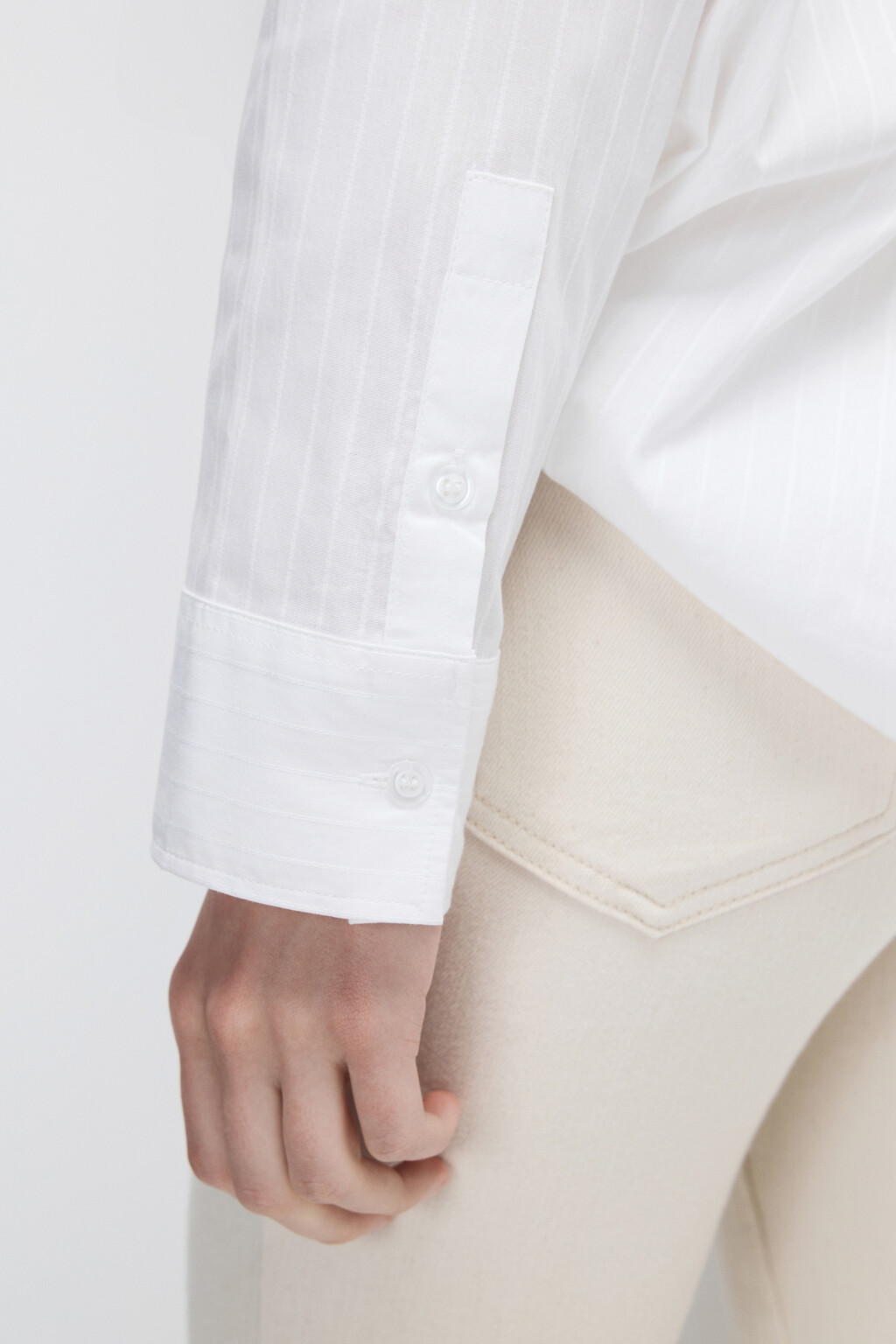 Рубашка с разрезом и завязками на спине - цвет белый - 6