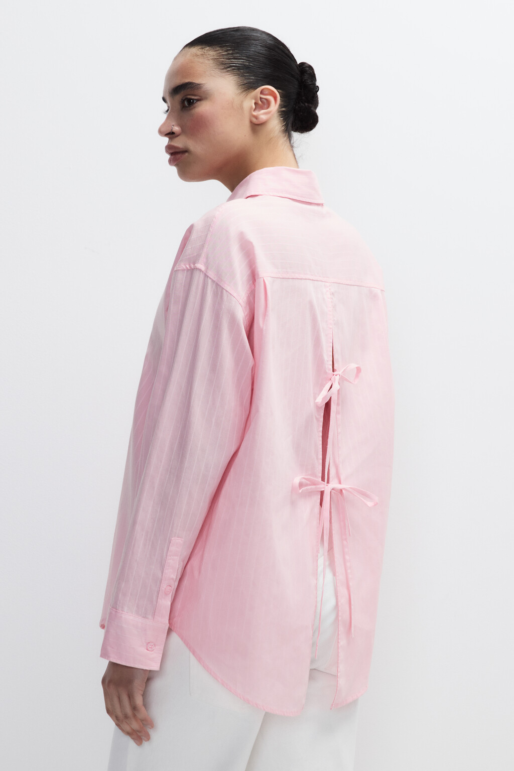 Рубашка с разрезом и завязками на спине - цвет розовый - 3