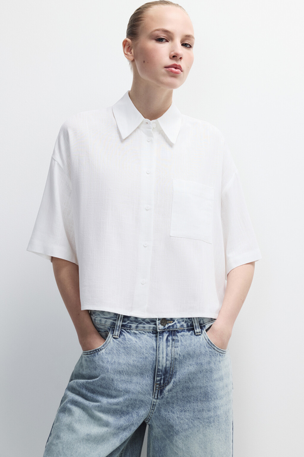 Рубашка укороченная из вискозы со льном - цвет белый - 2