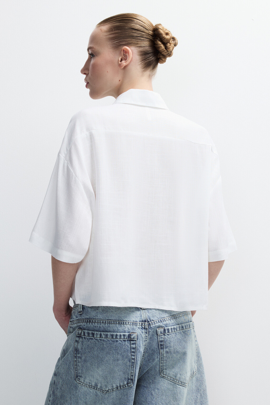 Рубашка укороченная из вискозы со льном - цвет белый - 4