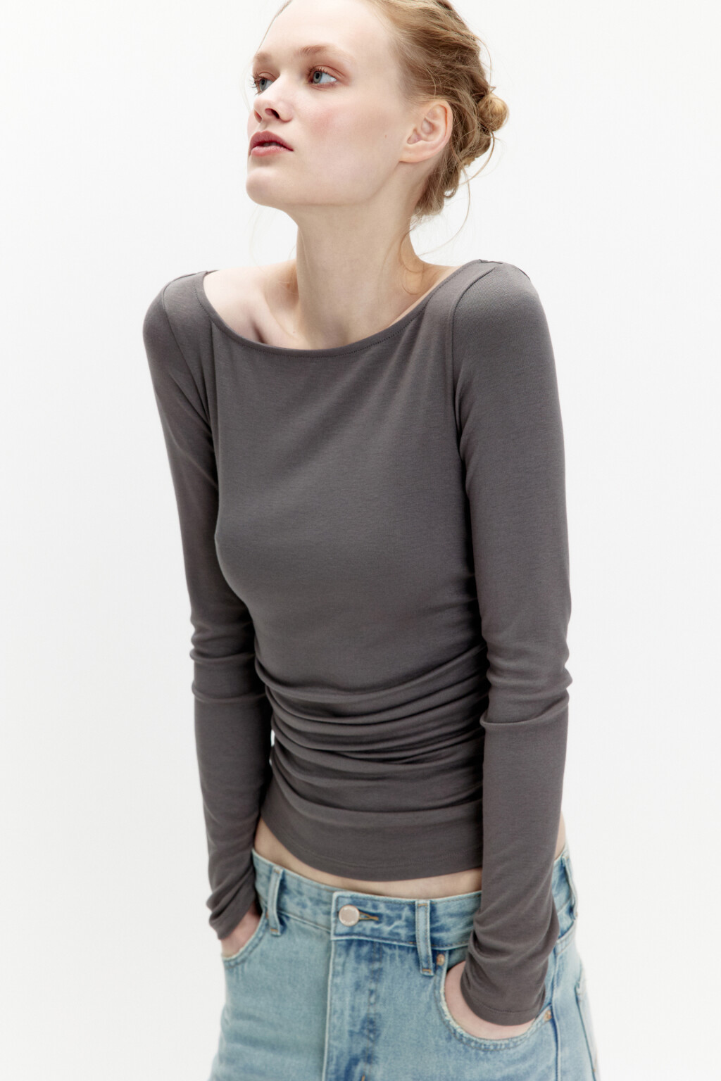 Лонгслив с вырезом-лодочкой и драпировками - цвет бежевый - 1