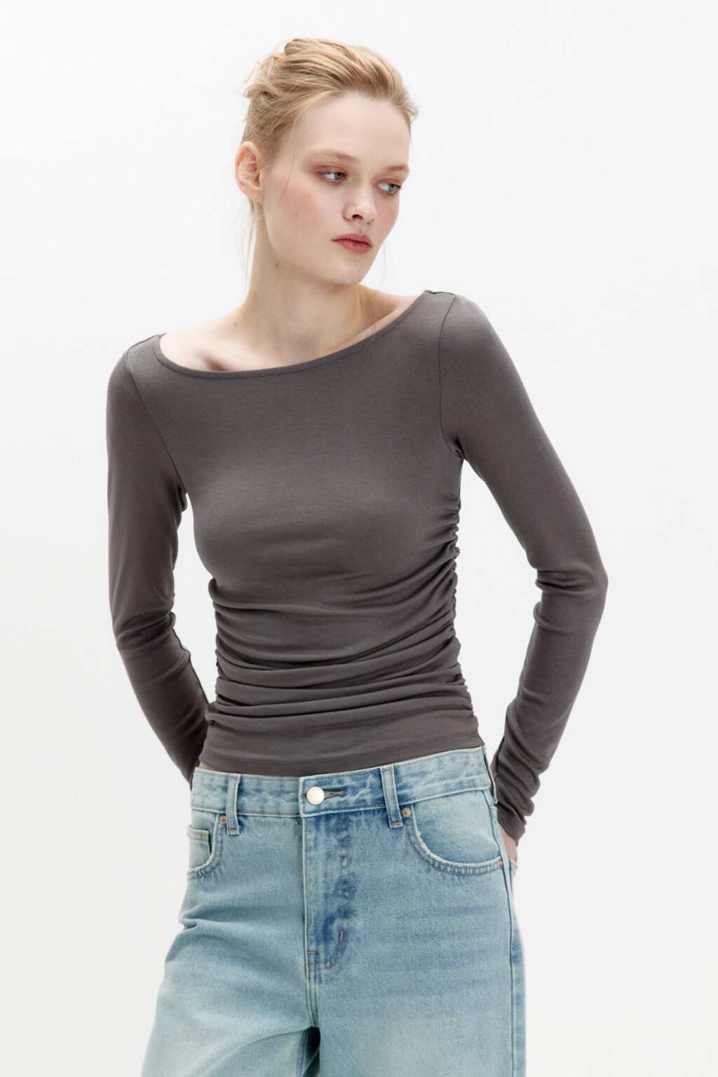 Лонгслив с вырезом-лодочкой и драпировками - цвет бежевый - 2