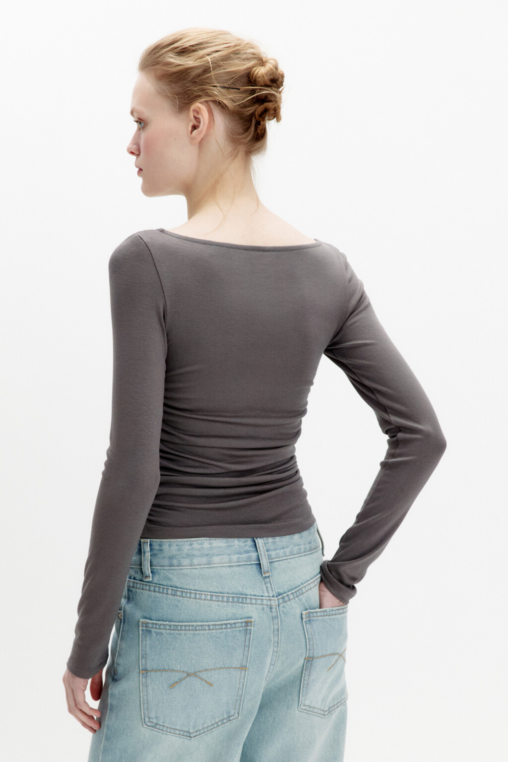 Лонгслив с вырезом-лодочкой и драпировками - цвет бежевый - 3