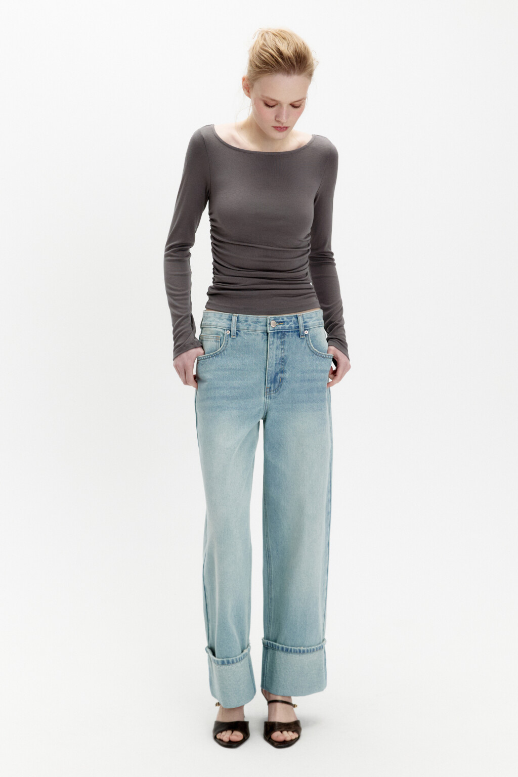 Лонгслив с вырезом-лодочкой и драпировками - цвет бежевый - 4